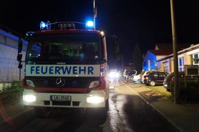 PKW geht an einer Lagerhalle in Flammen auf in Bietigheim-Bissingen